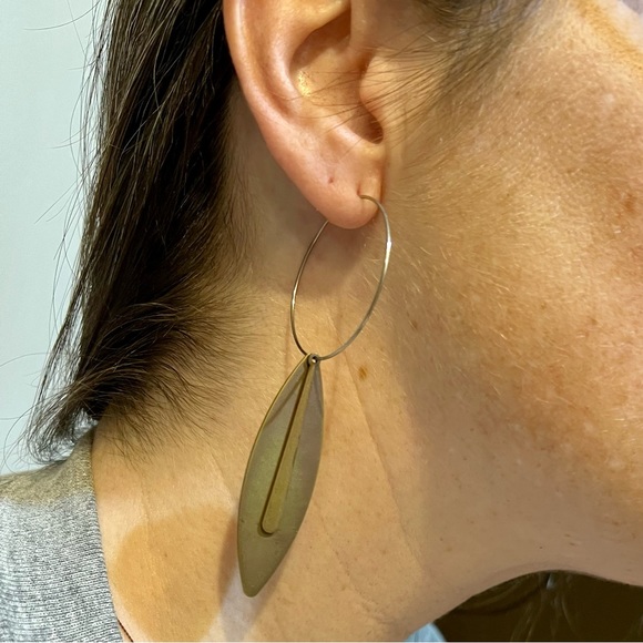 Lightweight brass teardrop hoop earrings - Picture 2 of 6